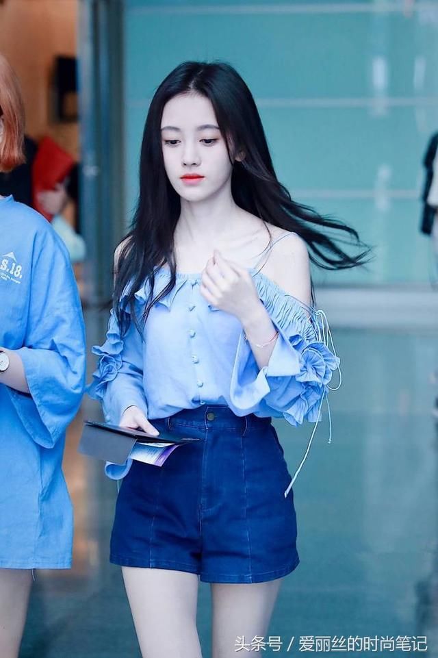 四千年美女鞠婧祎穿衣服靠两根线吊着，网友：断掉就尴尬了