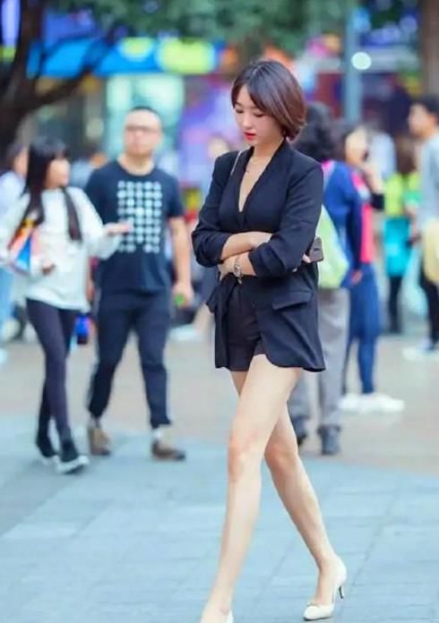  「大方」潮范儿女神来了，街拍：风流蕴藉的小姐姐，一件粉色上衣配蓝色短裤，时尚大方气质