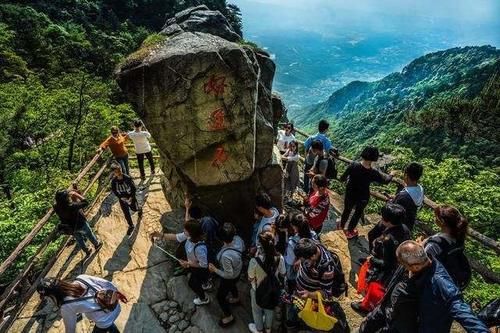 景区耍“无赖”，山顶不承认山下买的门票，想要登顶还要重新买票