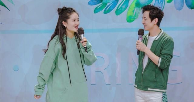  美满@谢娜减龄穿搭火了！彩色单品青春靓丽，家庭美满惹人羡