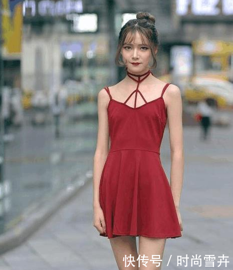 街拍: 美女时尚穿搭, 彰显青春活泼, 凸显窈窕身材!