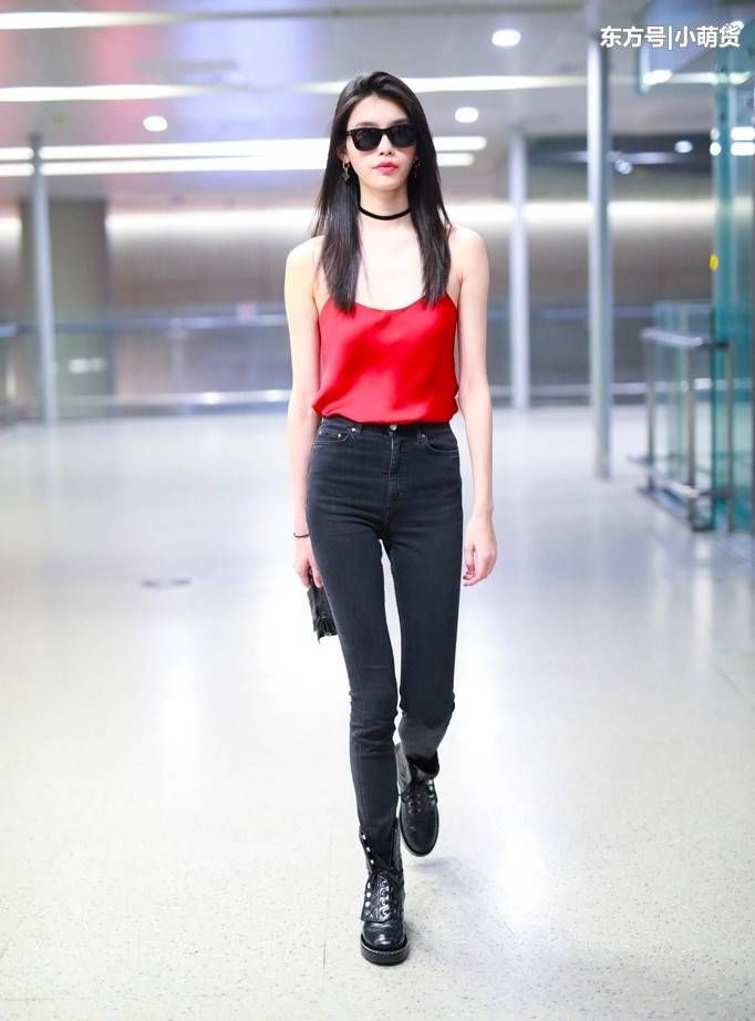 奚梦瑶穿红色吊带现身，全靠两根细绳支撑，网友:断了看你怎么办