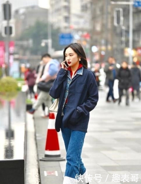 「牛仔」街拍:小姐姐的外套看着十分的舒适,宽松的牛仔,非常的时尚