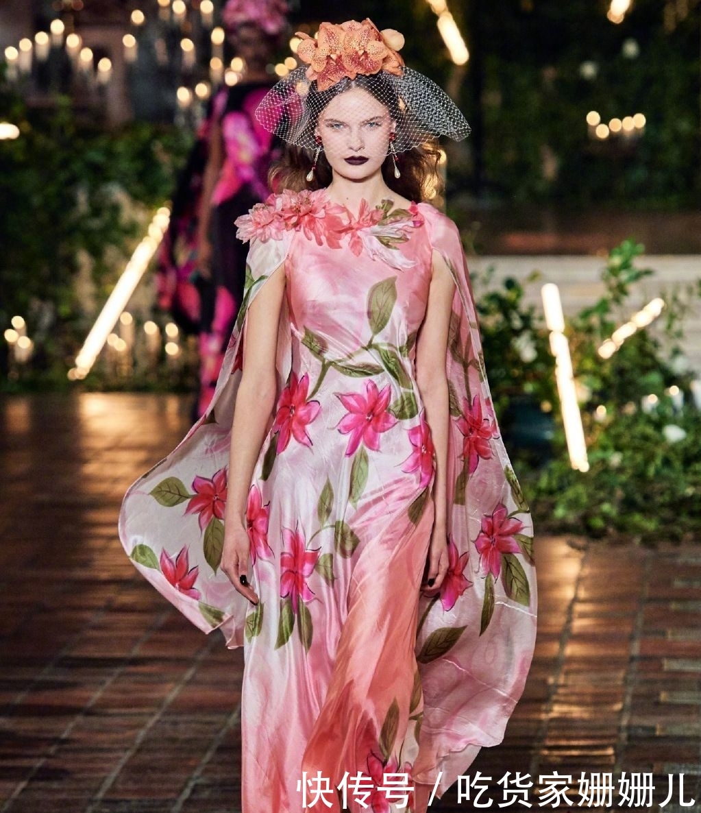  感觉：Rodarte 2020秋冬系列，经典吸血时尚又复古，复古黑暗且不失浪漫