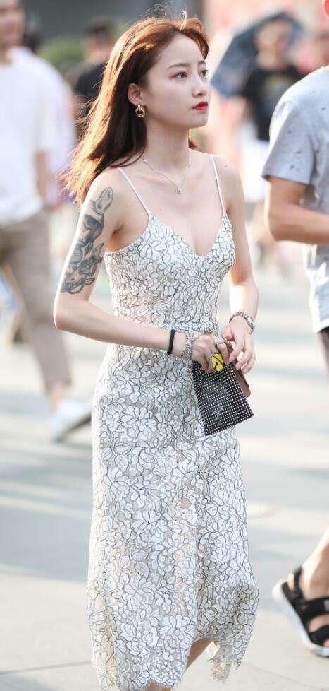 气质小姐姐穿细吊带连衣裙勾勒好身材，肤白貌美很出众