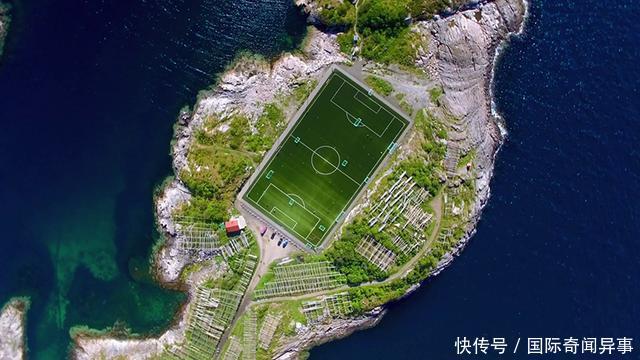 只有0.3平方公里的小岛，因一个14岁小孩，村里建了足球场！
