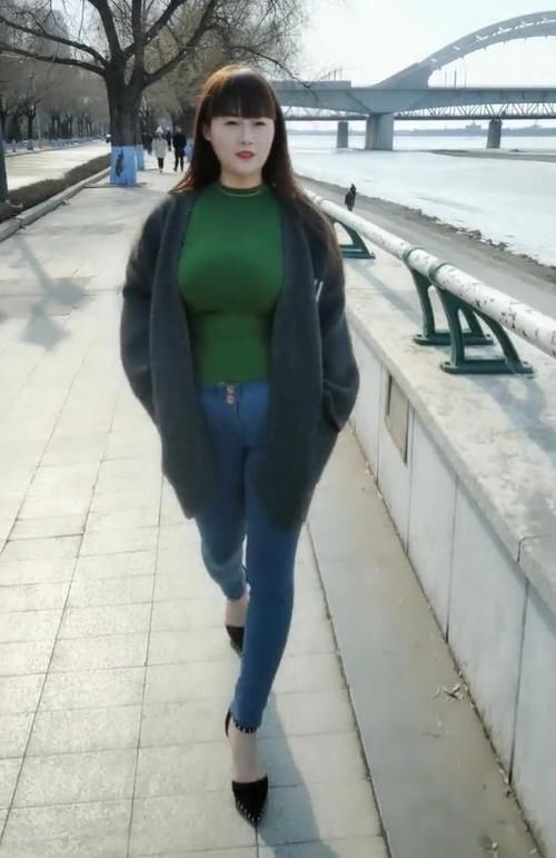 【小姐姐】微胖美女在直播界走红,户外穿搭休闲,美得高雅!