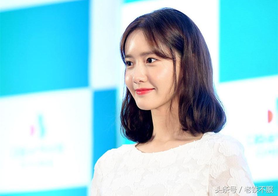 林允儿蕾丝连衣裙秀美腿 精致五官似瓷娃娃笑容甜