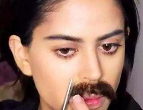 90后妹子化妆技能满级，进男厕都没人看出来！网友：这个妆画得非