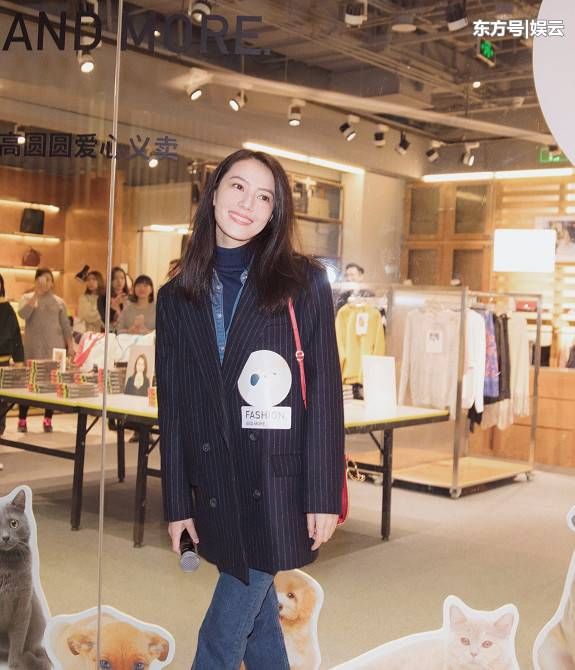 高圆圆出席活动，修身礼裙大秀“蚂蚁腰”，下身开叉设计更是撩人