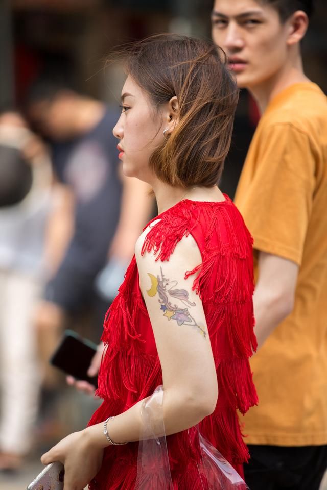 女孩纹身不正经？还是时髦性感~行走式街拍