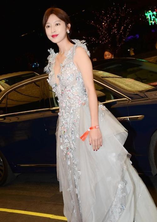 张俪真大胆，黑色高筒袜配拖鞋走机场，网友：你的时尚我们不懂！