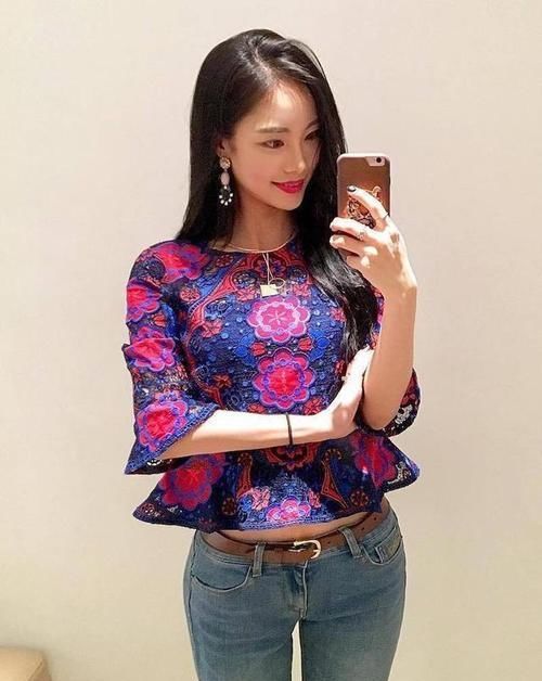  美女：经典修身牛仔裤气质美女，让你秒变大长腿，时髦不失亮点！