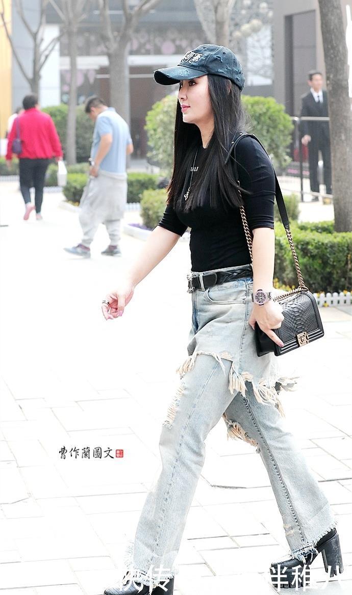 「乍暖还寒」街拍:乍暖还寒,美女爱叠穿