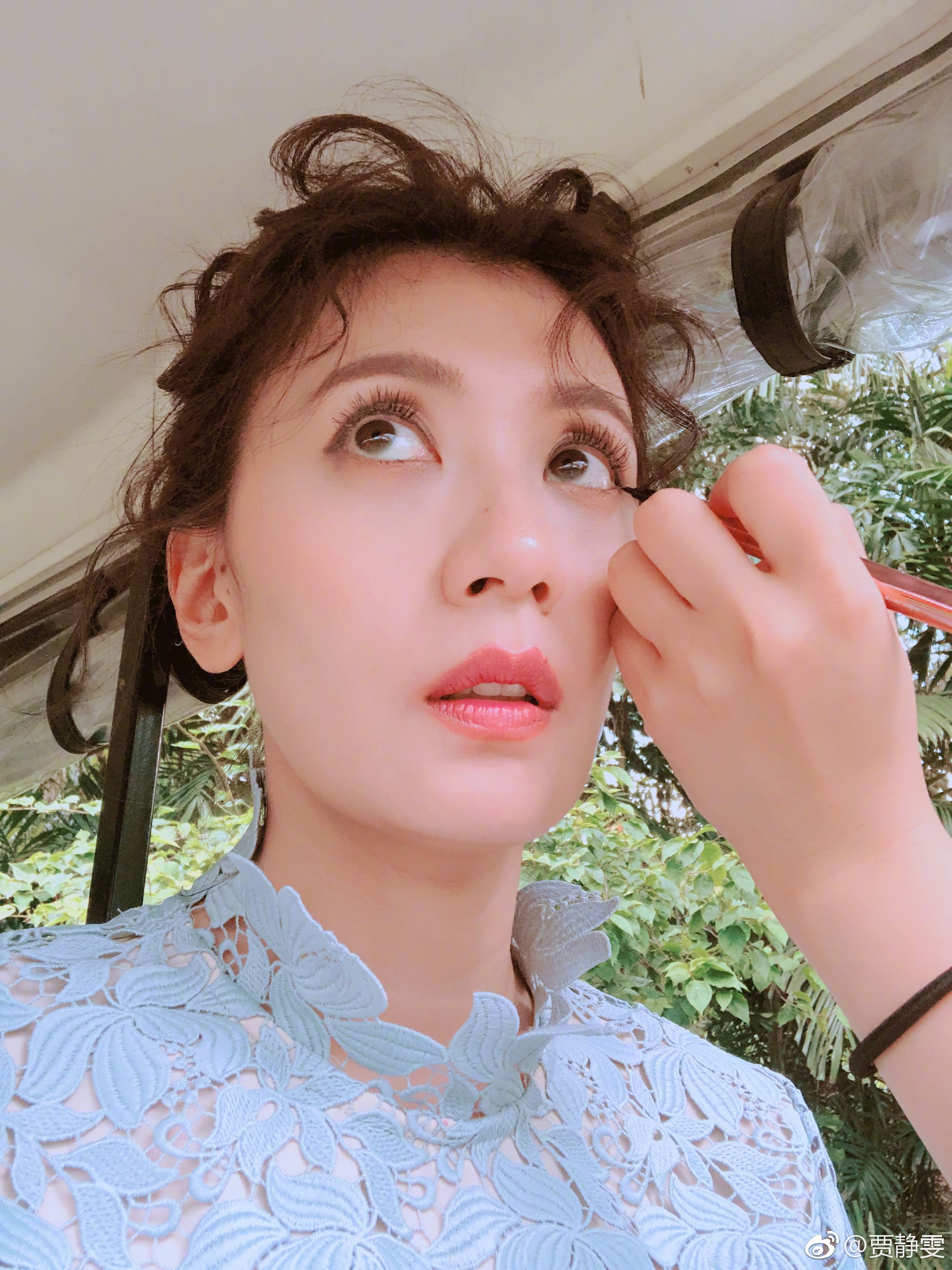 贾静雯化妆前后对比照 卷发辣眼睛 网友:化妆前有点显老