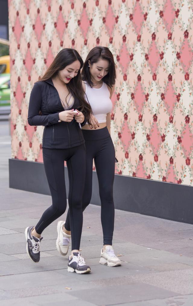 街拍：小美女高贵秀丽乖巧十足，是你的菜吗？