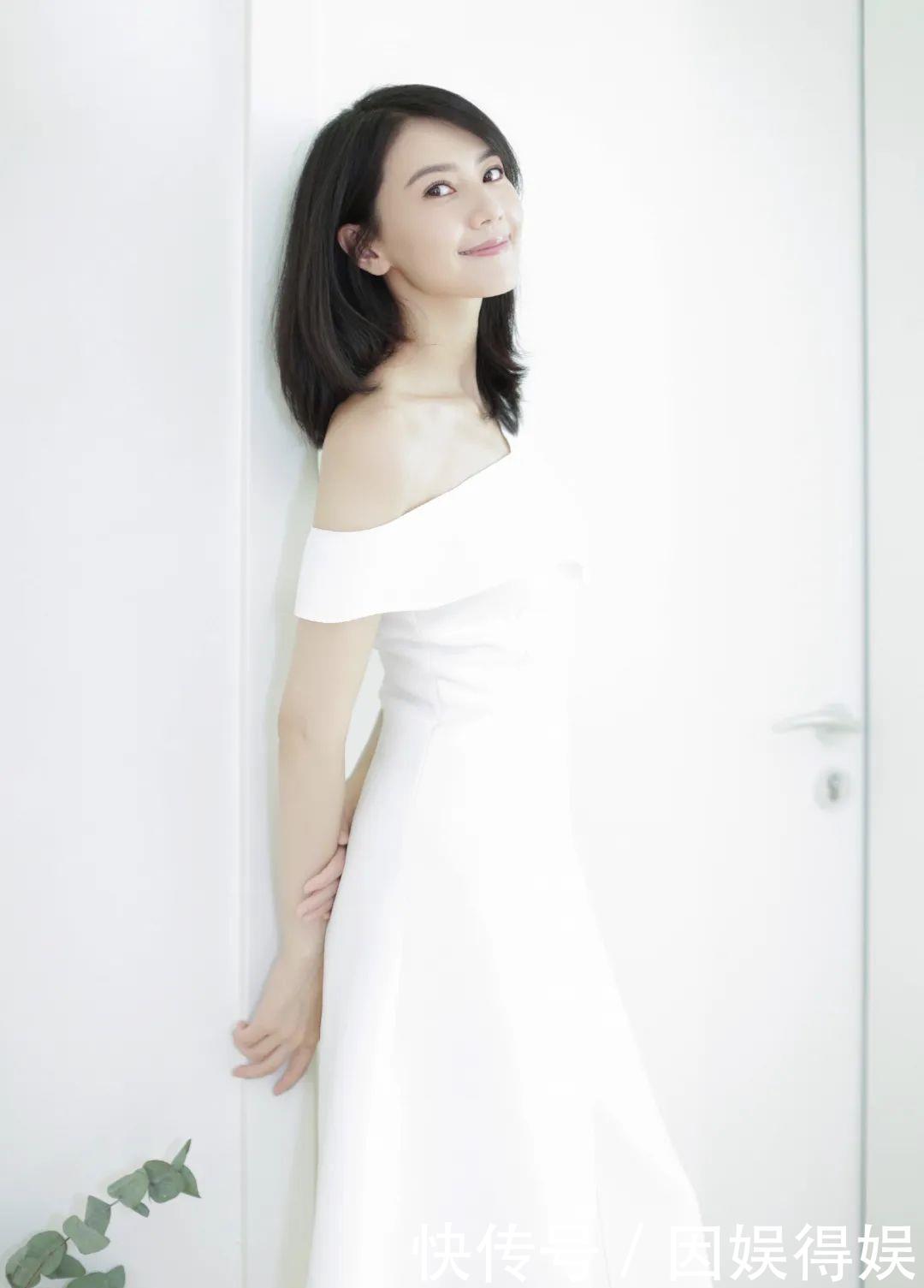  『真空』高圆圆早期穿搭太拼！“真空”穿礼服绷出肚腩，画烟熏妆气质全无