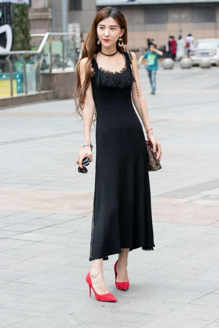 气质小姐姐黑色吊带长裙御姐范十足, 贴身的设计尽显高挑身材