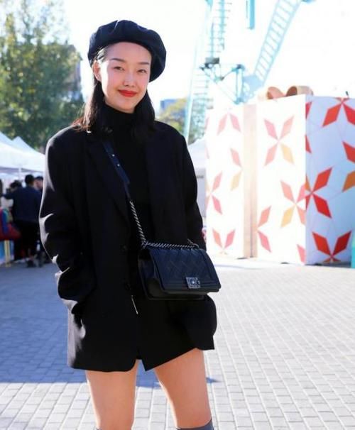  风采：街拍：软玉温香的美女，一件灰色的连衣裙，时尚女神风采迷人