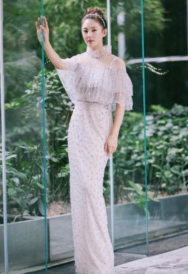 谢娜和张雨绮同穿薄纱仙女裙，两人都各有魅力，但她赢在了气质!