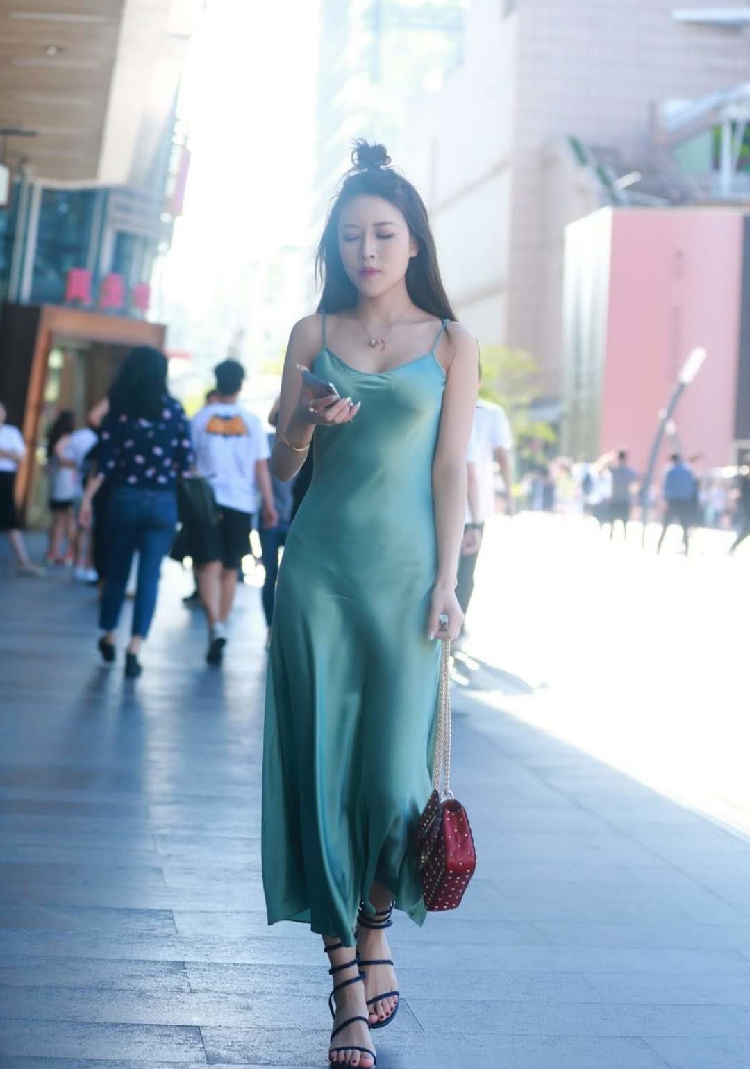 吊带长裙萌妹子皮肤雪白，丝绸长裙走起路来显迷人线条