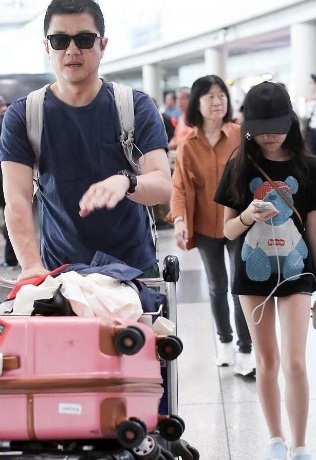 李亚鹏携女儿现身机场, 李嫣大长腿亮了, 难怪能去时装周走秀!