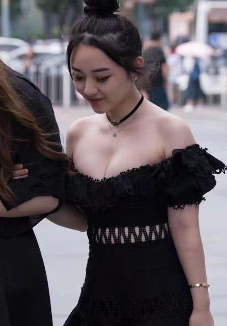 轻质少女一字露肩酥胸半露，面带桃花的美眉谁有本事娶回家？