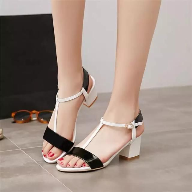 美丽女人的高跟凉鞋绽放足尖的魅力