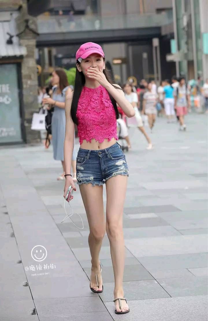 街拍，时尚圈掀起的“蕾丝热”，造型不够，蕾丝来凑!