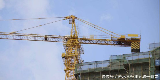  「高空」600米高空塔吊，要是出了问题该怎么检修隔屏幕看着都晕