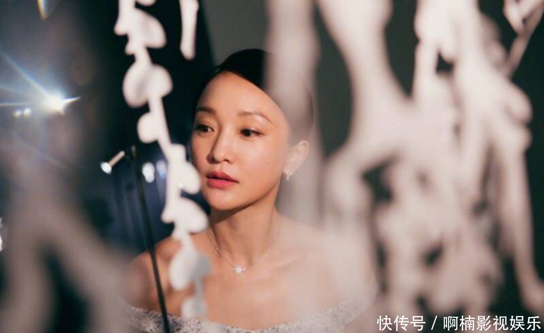 44岁周迅现身活动秀美肩艳压全场，性感“小蛮腰”妩媚动人