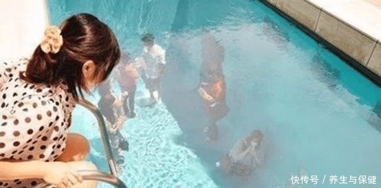 这个泳池人们能够在水底自由行走,可以随意交流,衣服还不会湿!