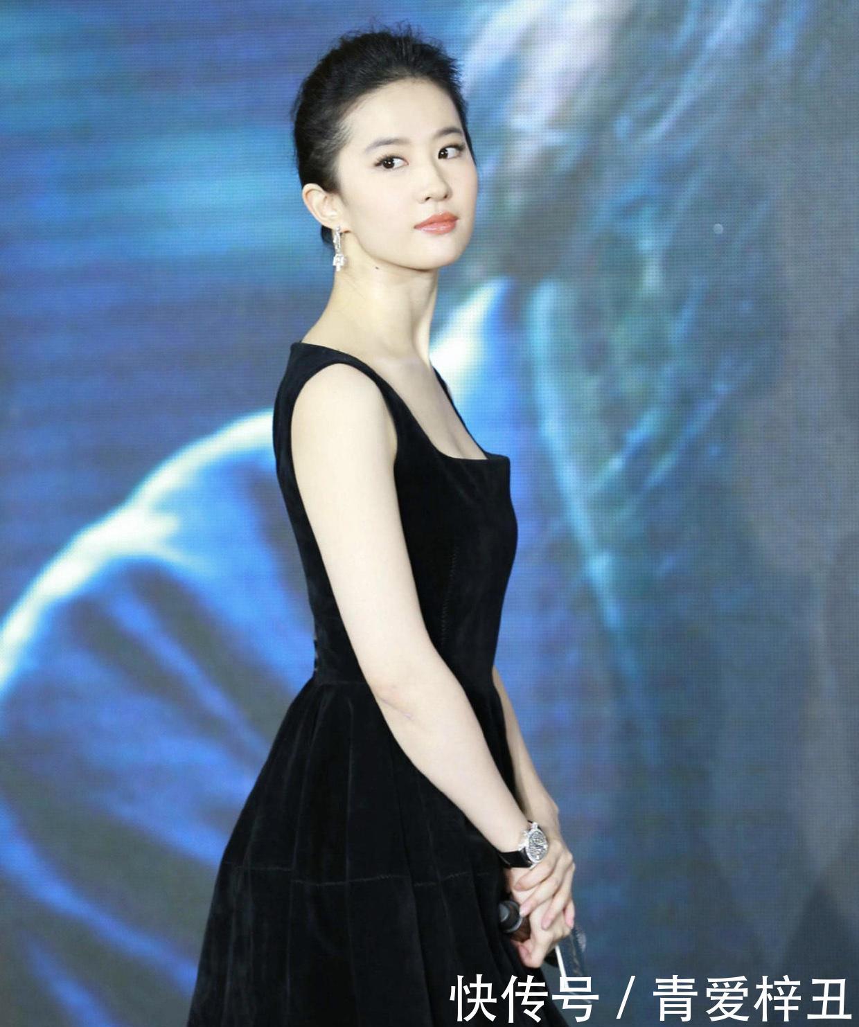 「印花」刘亦菲真是“仙女下凡”,牛仔外套内搭印花连衣裙,仙女气质十足