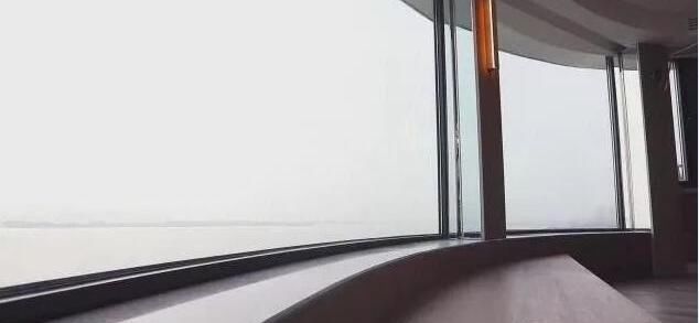 设计师■新婚夫妻40万买180°湖景房，奇葩结构吓跑装修公司，无人敢接手