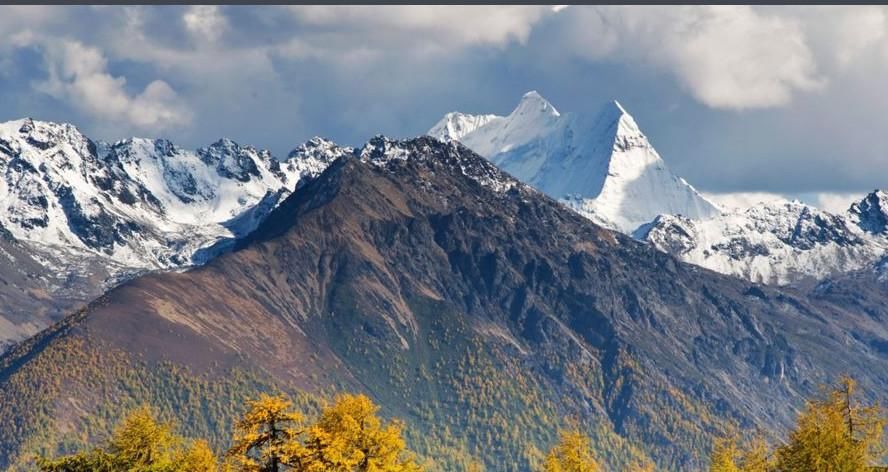 都去了稻城亚丁看神山,但亚丁景区旁边这座免费的山,你去过了吗