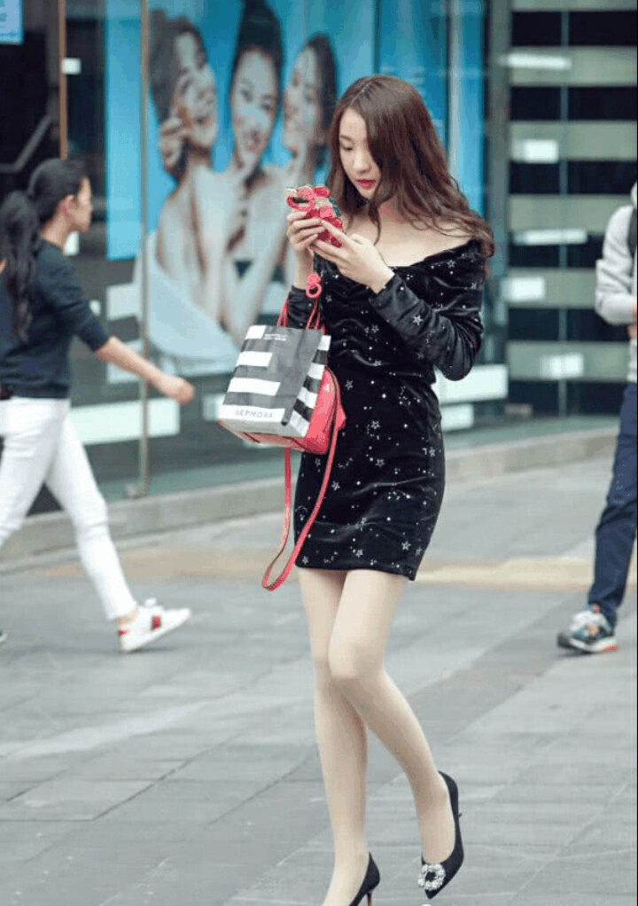 街拍:A字裙的小姐姐,配上薄丝袜, 大长腿都是这样出来的?