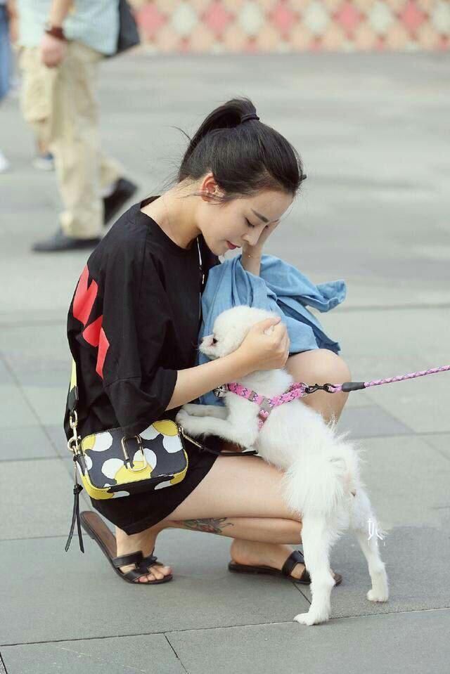 街拍:夏天是最好展示身材的季节，所以美女们都不遗余力