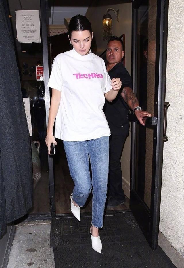 肯达尔詹娜白色T恤格外亮眼，精致时尚，丝毫不显老