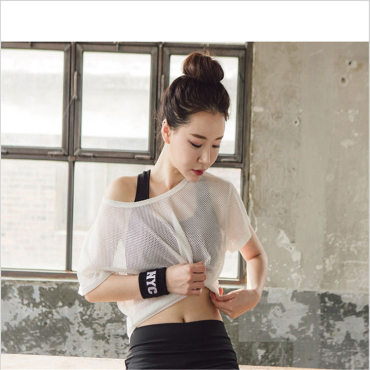 健身房的女人真开放，只穿半透衫瑜伽服，勾勒S曲线显腰肢