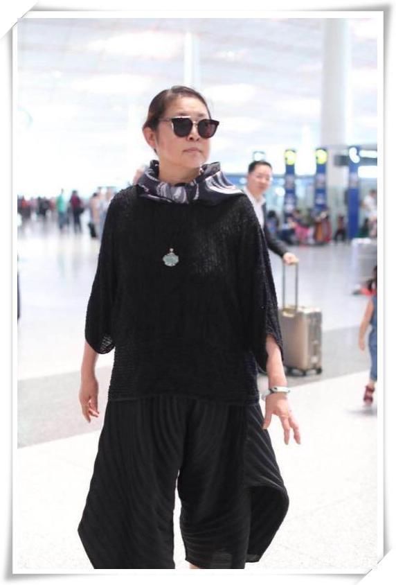 倪萍不服老!大热天穿一件9分毛裤走机场，网友:59岁也疯狂?