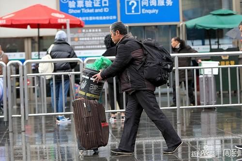  【春运】直击春运：冬雨绵绵挡不住回乡客的脚步