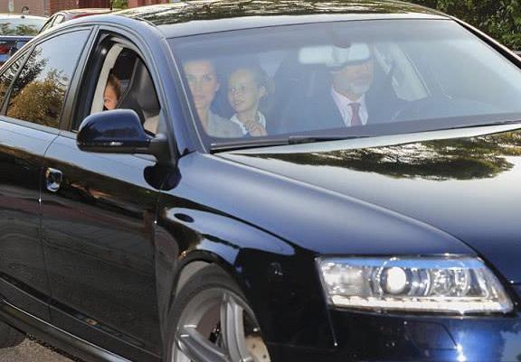 西班牙国王和王后穿的有点尴尬？风格完全不同，却满脸的幸福感！