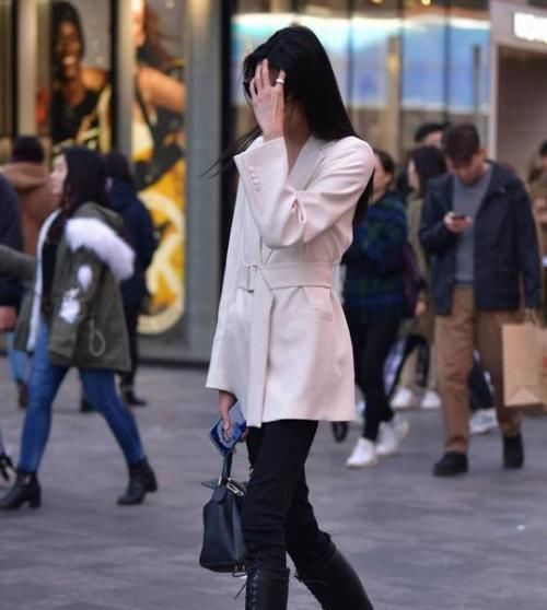  短袖：养眼女神街拍：明眸善睐的美女，一件白色短袖配卡其色裤子，时尚女神气质