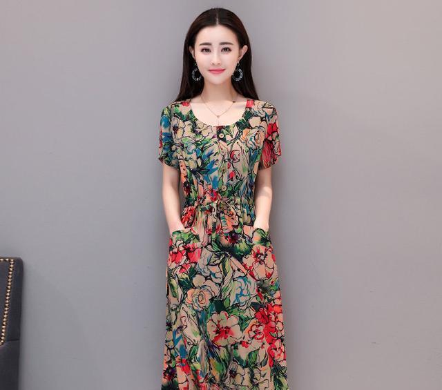 『碎花』又出一连衣裙叫碎花裙,35—50岁女人穿,真是,美得一愣一愣
