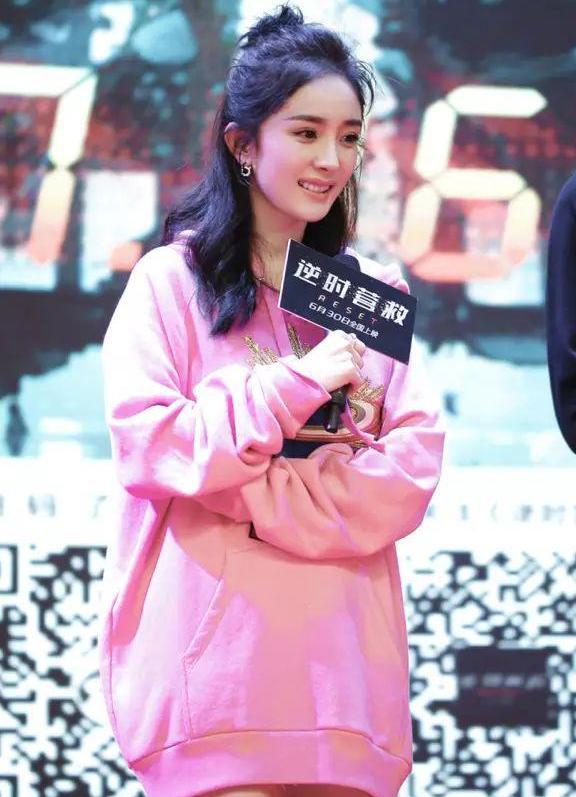 baby杨幂关晓彤竟看不出年龄差？原来她们扎了同款发型！