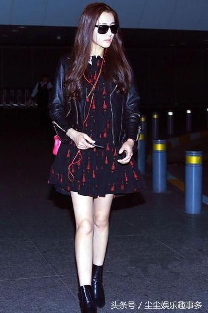 女星穿短裙:关晓彤清新，赵丽颖有气质，热巴吸睛，而她让人舔屏