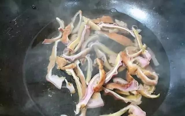  『肉贩』它是猪身上最珍贵的一块肉,肉贩不卖留着自己吃,识货的人抢着买