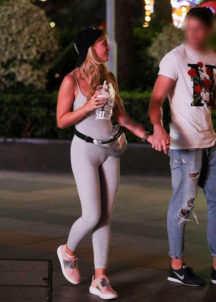 微胖身材的外国辣妹穿紧身吊带连体衣，好身材挡不住，若隐若现真