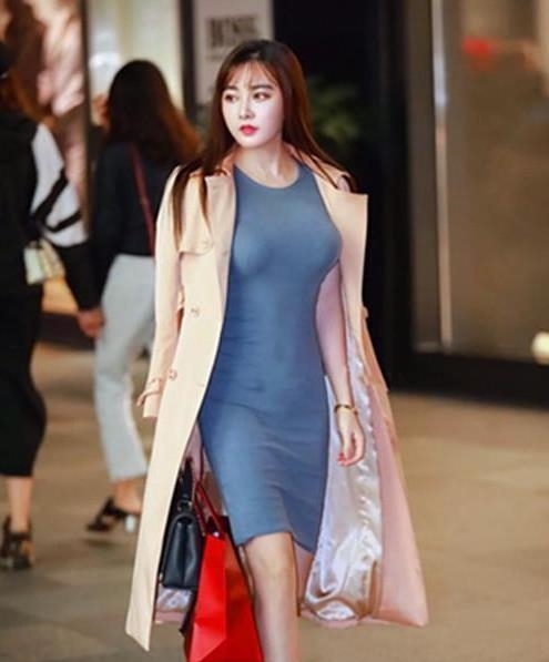 粉色：街拍：明眸善睐的美女，一条灰色连衣裙外搭粉色外套，时尚女神范