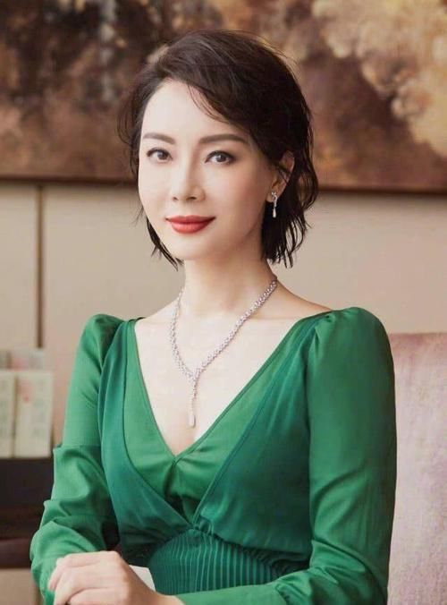 『女人』50岁女人别被这3款“阿姨短发”迷惑，俗气又显老，剪错变大妈